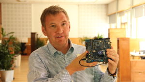 Christian Lindholm Christian Lindholm är vd för mjukvaruföretaget Koru som tillverkar operativsystem för smarta klockor och annan bärbar elektronik.
