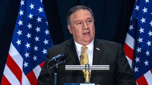 Försvarar presidenten. Utrikesminister Mike Pompeo vill inte begrava fredssamtalen men kastar bollen till talibanerna.. USA:s utrikesminister Mike Pompeo.