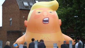Den här uppblåsta presidenten kommer att sväva över Londons gator på fredag. Bebisballong föreställande Donald Trump.