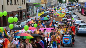 Åbo Pride 2018. färgglada paraplyer och en massa människor som går i åbos prideparad 2018