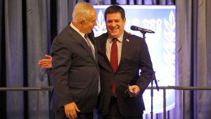Israels premiärminister Benjamin Netanyahu och Paraguays president Horacio Cartes klappade förnöjt om varandra i maj 2018 då Paraguay öppnade sin ambassad i Jerusalem Israels premiärminister Benjamin Netanyahu och Paraguays president Horacio Cartes klappar förnöjt om varandra i maj 2018 då Paraguay öppnade sin ambassad i Jerusalem