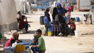 Många flyktingar lever under svåra förhållanden i Idlib och är speciellt utsatta om en storoffensiv sätter igång, varnar utredarna. På flykt från Idlib i Syrien
