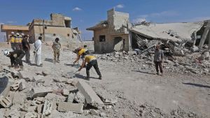 Räddningspersonal rensar upp efter att regeringsstyrkor rapporteras ha bombarderat staden Al Habit i de södra delarna av provinsen Idlib i Syrien 10.9.2018. Räddningspersonal rensar upp efter att rgereingsstyrkor rapporteras ha bombarderat staden Al Habit i de södra delarna av provinsen Idlib i Syrien 10.9.2018.
