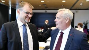 Juha Sipilä (C) och Antti Rinne (SDP) tar i olika grad avstånd från Sannfinländarna. Juha Sipilä och Antti Rinne på Alma Medias partiledardebatt.
