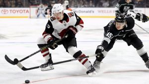 Josh Archibald och Alex Lintuniemi kämpar om pucken. Josh Archibald och Alex Lintuniemi kämpar om pucken.