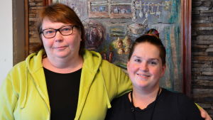 Gott samarbete mellan lokala föreningar och företagare. Tamara Fredlund-Vuori (t.v) har lång erfarenhet av matlagning i storkök. Tamara Fredlund-Vuori och Barbro Lundström från Hindhår i Borgå.