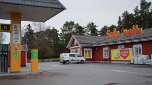 Livsmedel och bensin finns i centrum av Gustavs. Den rödmålade Sale Majakka-butiken i Gustavs med bensinstation framför.