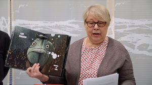 Läsning stimulerar fantasin och har stor betydelse för ett gott språk. Bodil Lund.