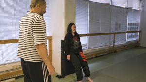 Toimittaja Maria Jyrkäs kokeilee TRE harjoitusta