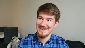 Mathias Uutela på soffan i sitt hem i Alpbyn. Mathias Uutela på soffan i sitt hem i Alpbyn. Hösten 2018.