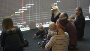 Deltagarna upptäcker utsällningen tillsammans. Babyvisning på Bildmuseet i Umeå.