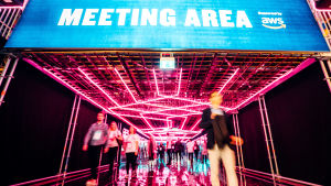 Slush är framför allt en mötesplats för företag och investerare. Skylt om möteslpats på Slushmässan.