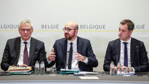 Kvar i kabinettet: finans- och arbetsminister Kris Peeters, premiärminister Charles Michel och utvecklingsminister Alexander De Croo funderar på framtiden. Kris Peeters, Charles Michel och Alexander De Croo.
