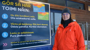 Nina Lindman är kommunikationschef på Stormossen som finns i Korsholm. Nina Lindman på Stormossen framför skylt med återvinningsinstruktioner.