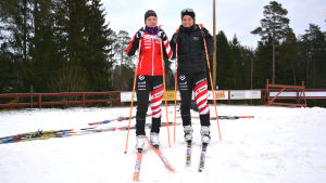 Wilma och Ronja Westerlund tyckte att snön var hal och hård men ändå trevlig att skida på. Ronja och Wilma westerlund i träningskläder på sina skidor.