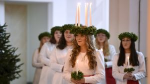 Finlands lucia Elin Qvist med tärnorna uppträdde för presidentparet. Finlands Lucia besökte presidentparet.