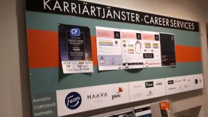 I högskolan finns en anslagstavla för karriärmöjligheter. Anslagstavla med karriärtjänster på Hanken