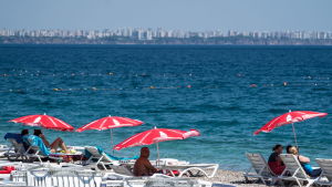 Turister gynnas av svag turkisk valuta. Turister på stranden i Antalya i Turkiet.