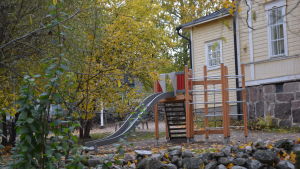 Arkivbild från år 2013. Det gula huset på dagisets gårdsplan heter Villa Villekulla. Där fortsätter verksamheten åtminstone som normalt. En klätterställning med rutschkana på gården framför ett gult hus.
