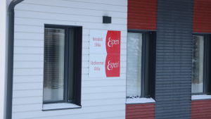 Esperi Cares vårdhem Ulrika är nu på Kristinestads ansvar. Ett fönster i en vit vägg. Bredvid fönstret en röd skylt med texten Esperi.