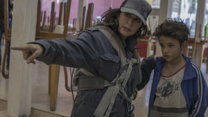 När Nadine Labaki (här med huvudrollsinnehavaren Zain al Rafea) började arbeta med filmen dök ordet Kapernaum upp som en reaktion på det absurda i att en bit papper skulle kunna avgöra vem som är människa. Regissören Nadine Labaki intsruerar sin unga stjärna Zain al Rafea.