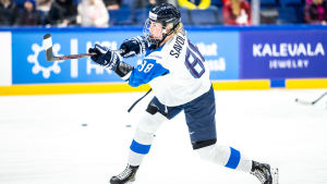 Ronja Savolainen i semifinalen mot Kanada i VM-turneringen i Esbo.
