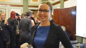 Saara Ilvessalo. De grönas Saara Ilvessalo i en blå tröja i en fullsatt Old bank där de gröna höll valvakan.