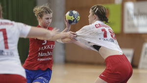 Tove Salokivi och Linda Cainberg i närkamp.