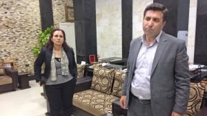 Nazria Gourie och Telhat Yones på regionkontoret i Amuda, norra Syrien. Nazria Gourie och Telhat Yones på regionkontoret i Amuda, norra Syrien.