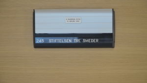 Bland Stiftelsen Tre Smeders beslutsfattare finns flera SFP-politiker. Dörrskylt där det står Stiftelsen Tre Smeder.