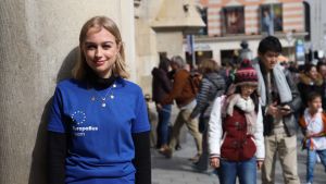 Charlotte Wicke guidar folk vid Europabussen. Charlotte Wicke guidar folk vid Europabussen.