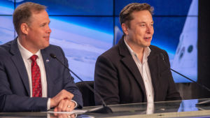 Jim Bridenstine, NASA och Elon Musk, Spacex. Jim Bridenstine och Elon Musk på bild från Cape Canaveral