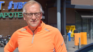 Hannu Tynkkynen tror inte det är omöjligt att trängselavgifter införs i Helsingfors i framtiden. Man med orange skjorta står på parkering.