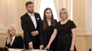 Här avlägger arbetsminister Timo Harakka, kommunikationsminister Sanna Marin och social- och hälsovårdsminister Aino-Kaisa Pekonen tjänsteeden. Timo Harakka, Sanna Marin och Aino-Kaisa Pekonen avlägger tjänstemannaeden.