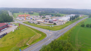 Karis centrum i framtiden? Läpp ligger vid riksväg 25 sydväst om Karis centrum. Här finns nu bland annat servicestationer och möbelaffärer. Helikopterbild av korsningen i Karis läpp