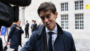 Rory Stewart talade med journalister då han kom till BBC i London för att delta i tisdagens tv-debatt. Rory Stewart talade med journalister då han kom till BBC i London för att delta i tisdagens tv-debatt.