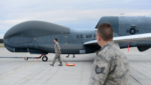 Amerikansk drönare på marken. Obemannad drönare RQ-4 Global Hawk med servicepersonal på flygplats i Alaska.