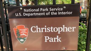 Amerikanska inrikesministeriets skylt i brunt kungör: Detta är Christopher Park