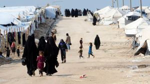 På flyktinglägret al-Hol finns ungefär 20.000 anhöriga till IS-krigare Al-Hol i Syrien.
