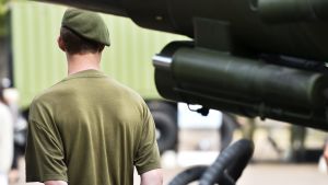 Dagsböter, utegångsförbud eller anmärkning hör till de bestraffningsmetoder som får finnas. En beväring i grön barett står med ryggen vänd mot kameran händerna knäppta bakom ryggen.
