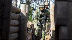 För många är det första gången de får vara i ledarskapsposition när de går ledarskapsutbildning under sin beväringstjänst. Beväringar som övar med skyddsglasögon och vapen i händerna.
