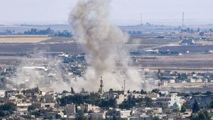 Turkiet har under de senaste dagarna trappat upp flygattackerna och artilleribeskjutningen mot den kurdkontrollerade gränsstaden Ras al-Ain. Rök stiger från staden Ras al-Ain. Staden är fotad med en drönare eller från en helikopter.