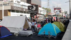 Demonstranter blockerade landsvägen norrut från Beirut med bland annat tält. Bilden tagen i Zouk Mosbeh på söndagen. Demonstranter blockerade landsvägen norrut från Beirut med bland annat tält. Bilden tagen i Zouk Mosbeh på söndagen.