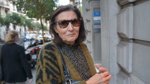 Elvira Carreras säger att hon var för folkomröstningen 2017, men tycker nu att frågan gått över styr. Elvira Carreras utanför en byggnad i Barcelona