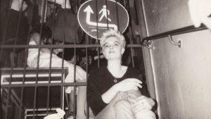Nainen istumassa klubin portailla