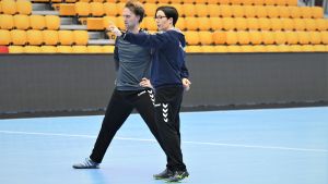 Vanja Radic instruerar Patrik Roslander. Vanja Radic och målvakten Patrik Roslander på handbollslandslagets träningar.