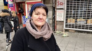Emira Zahirovic önskar straffen för bland annat vapeninnehav skulle skärpas. Emira Zahirovic framför pizzerian där 15-åringen dog.