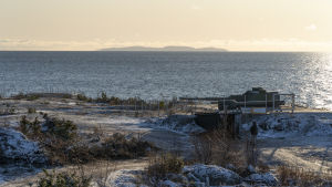 Marinen övade på Rankö i november 2019. Vy mot Hogland. Rankin linnakesaaren eteläkärki, rannikkotykki 120TK, taustalla Suursaari.