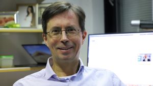 Ernst Grönblom rekommenderar i de flesta fall passiva fonder, trots att han själv jobbar med aktiv fondförvaltning. En man i ljusblå skjorta och glasögon tittar in i kameran.