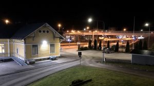 Polisen har också utrett ett fall där unga ska ha skuffat någon på järnvägsspåret i Karis vid nyår. En gul träbyggnad intill järnvägsspår och en bro.